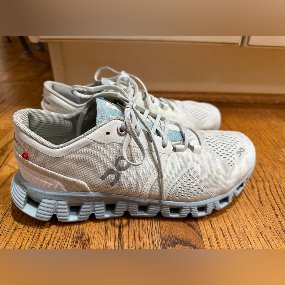 On Running Women's White/Light Blue Sneakers Sz 7.5